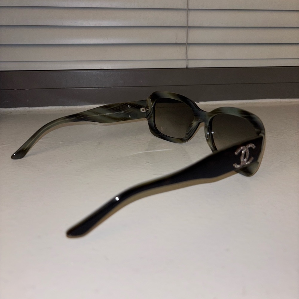 CHANEL Vintage Tortoise Shell Sunglasses - Picture 3 of 10